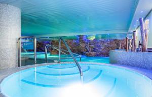 Bazén v ubytovaní Hotel Olympia Valencia alebo v jeho blízkosti
