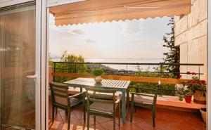 a patio with a table and chairs on a balcony at Vista sul Mare Loutra Oreas Elenis in Loutra Oraias Elenis 