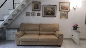 un soggiorno con divano e alcune immagini sul muro di Centro storico S Chiara House a Napoli