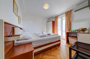 een hotelkamer met een bed en een raam bij Porta Volta Apartments in Becici
