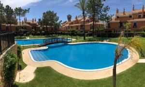 Bazén v ubytování Sol, playa y golf en urbanización de lujo. nebo v jeho okolí