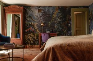 - une chambre avec un grand lit et une fresque murale dans l'établissement Hôtel Bella Tola & SPA, à Saint-Luc