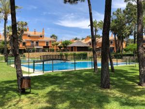 Bazén v ubytování Sol, playa y golf en urbanización de lujo. nebo v jeho okolí