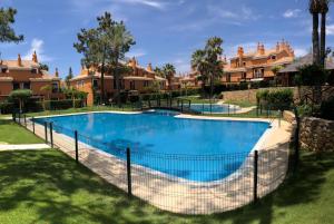 Bazén v ubytování Sol, playa y golf en urbanización de lujo. nebo v jeho okolí