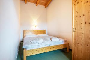 A bed or beds in a room at Ferienparadies Sabina Latsche