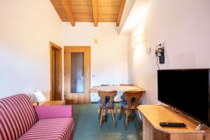 A television and/or entertainment centre at Ferienparadies Sabina Latsche