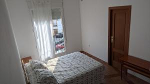Łóżko lub łóżka w pokoju w obiekcie Cómodo piso en Cardeña (Córdoba)