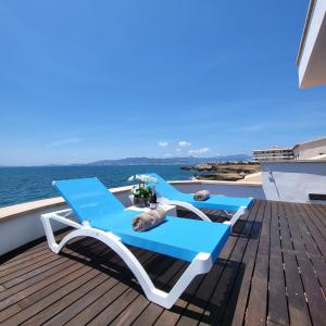 zwei blaue Liegestühle auf einer Bootsterrasse in der Unterkunft Villa Mar Felostal in Palma de Mallorca