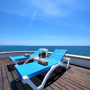 2 blaue Stühle und ein Tisch auf einer Terrasse in der Unterkunft Villa Mar Felostal in Palma de Mallorca