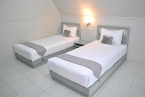 Rúm í herbergi á Seaside Villa & Muse Beach Resto