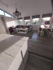 - un salon avec un canapé et une table dans l'établissement Solstua, à Sandefjord