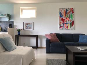 ein Wohnzimmer mit einem blauen Sofa und einem Tisch in der Unterkunft La belle vue in Born