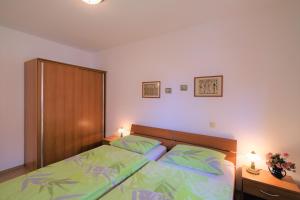 Postel nebo postele na pokoji v ubytování Apartments Coral, Klimno, island Krk