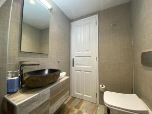A bathroom at Camara Suite