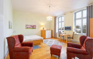 sala de estar con 1 cama y 2 sillas en Gorgeous Apartment In Krakow Am See With House A Panoramic View, en Krakow am See