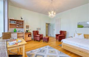 Ένα ή περισσότερα κρεβάτια σε δωμάτιο στο Cozy Apartment In Krakow Am See