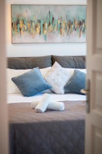 A bed or beds in a room at Camara Suite