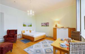 Sala de estar con cama y mesa en Gorgeous Apartment In Krakow Am See With House A Panoramic View, en Krakow am See
