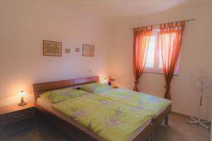 Postel nebo postele na pokoji v ubytování Apartments Coral, Klimno, island Krk