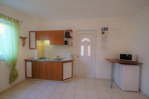 Kuchyň nebo kuchyňský kout v ubytování Apartments Coral, Klimno, island Krk