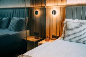 Postel nebo postele na pokoji v ubytování Guest House Pohorska Kavarna