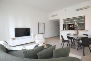 TV a/nebo společenská místnost v ubytování HiGuests - Amazing Apartment overlooking Burj Khalifa!