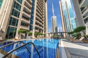 Bazén v ubytování HiGuests - Amazing Apartment overlooking Burj Khalifa! nebo v jeho okolí