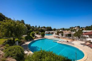 The swimming pool at or close to Quinta Do Paraiso - AL