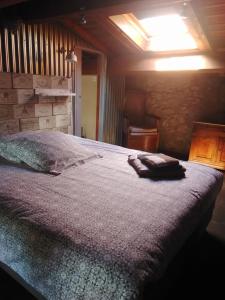 Un dormitorio con una cama grande con luz. en La Girondine, en Galgon