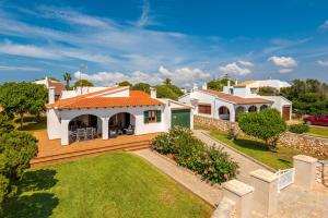 カラン・ボッシュにあるVilla Petunia by Villa Plusの白い家