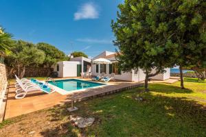 カラン・ボッシュにあるVilla Petunia by Villa Plusの家の中のプールの画像