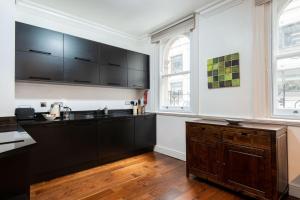 Virtuve vai virtuves zona naktsmītnē Apartment 3, 48 Bishopsgate by City Living London