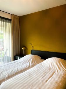 Een bed of bedden in een kamer bij 't Zwanemeer
