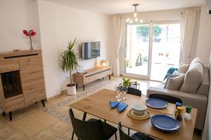 een woonkamer met een tafel en een bank bij Apartamento Luz de Luna by Family Homes in Denia