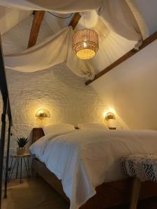 Ein Bett oder Betten in einem Zimmer der Unterkunft Madrid Suites