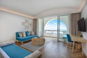 TV a/nebo společenská místnost v ubytování Royal Avila Boutique Resort