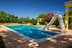una piscina con un tobogán en un patio en Quinta Vita - Vila Limao, en Almancil