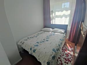 a small bed in a room with a window at GÜVEN PANSİYON in Amasra