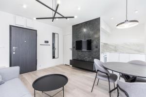 Televízia a/alebo spoločenská miestnosť v ubytovaní Apartments Browar Kleparz by Noclegi Renters