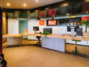 an office with a desk with a computer on it at ibis Avignon Centre Gare in Avignon