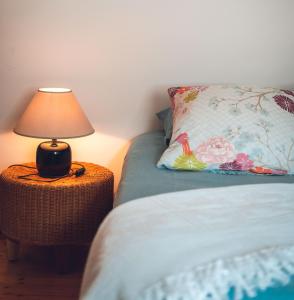 a bedroom with a bed and a lamp on a table at Gîte La Source in Grusse