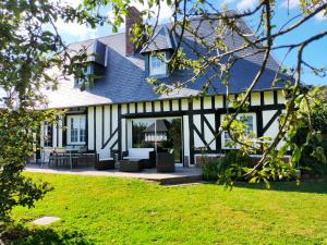 ein weißes und schwarzes Haus mit einem Hof in der Unterkunft Maison 110 m² cosy au calme avec jardin de 1000 m² in Pont-Audemer