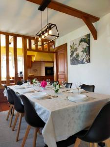ein Esszimmer mit einem großen Tisch und Stühlen in der Unterkunft Maison 110 m² cosy au calme avec jardin de 1000 m² in Pont-Audemer