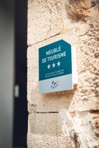 a sign on a wall that reads meekle de journalism at Gîte La Source in Grusse