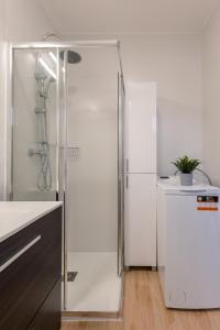 Bilik mandi di Palmeras Playa Studio: pools, beach, sun & shore