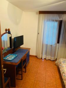 TV a/nebo společenská místnost v ubytování FUNTANA-MIA ROOMS B&B