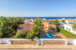 una vista aérea de una casa con piscina en Villa Mango by Villa Plus, en Cala'n Bosch