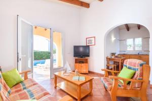 uma sala de estar com um sofá e uma mesa em Villa Mango by Villa Plus em Cala'n Bosch
