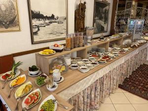 Comida en o cerca de este hotel