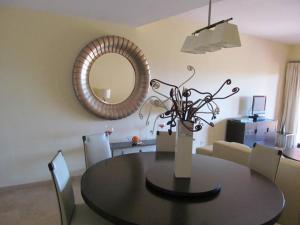 ein Esszimmer mit Tisch und Spiegel in der Unterkunft 3 Bedroom Apartment, Duquesa, Spain in San Luis de Sabinillas